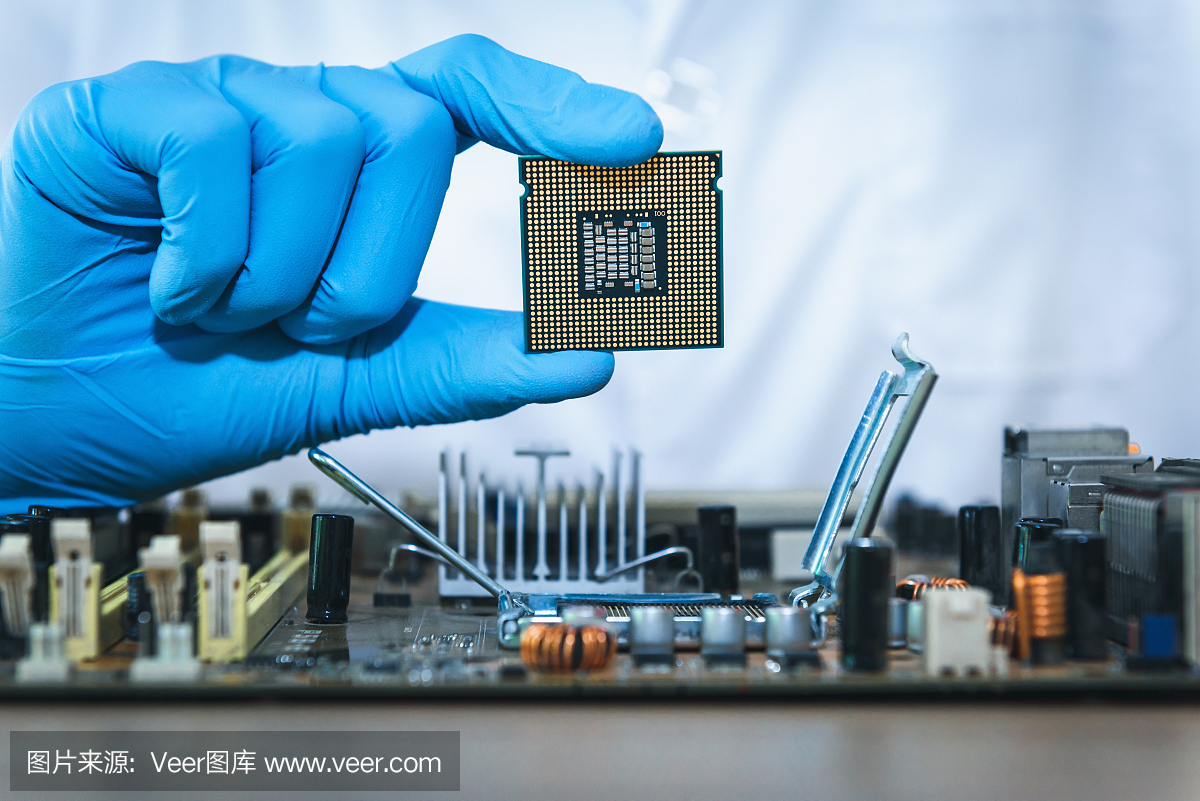 近距離肖像的計(jì)算機(jī)工程師的手是拿著中央處理器的計(jì)算機(jī)